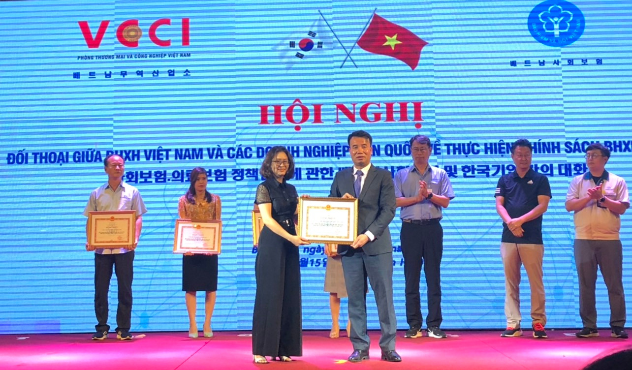Tổng giám đốc BHXH Việt Nam Nguyễn Thế Mạnh trao bằng khen cho doanh nghiệp Hàn Quốc xuất sắc trong thực hiện pháp luật về BHXH, BHYT năm 2020 .
