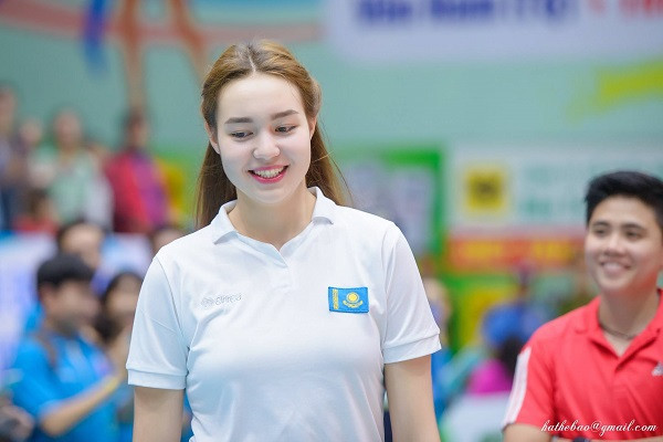 Dinara Syzdykova sinh năm 1999. Cô từng giành giải Hoa khôi ở giải bóng chuyền nữ VTV 2019. Trong quá khứ, cô từng giành giải Hoa khôi bóng chuyền VTV Bình Điền 2017.