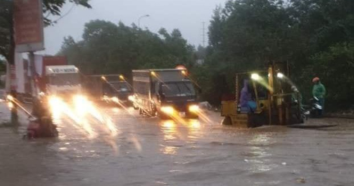 Sau trận mưa lớn kéo dài đêm qua, nhiều phương tiện rạng sáng nay đã gặp khó khăn khi di chuyển qua 2 bên đoạn đường gom Đại lộ Thăng Long (Ảnh: Vu Tung).