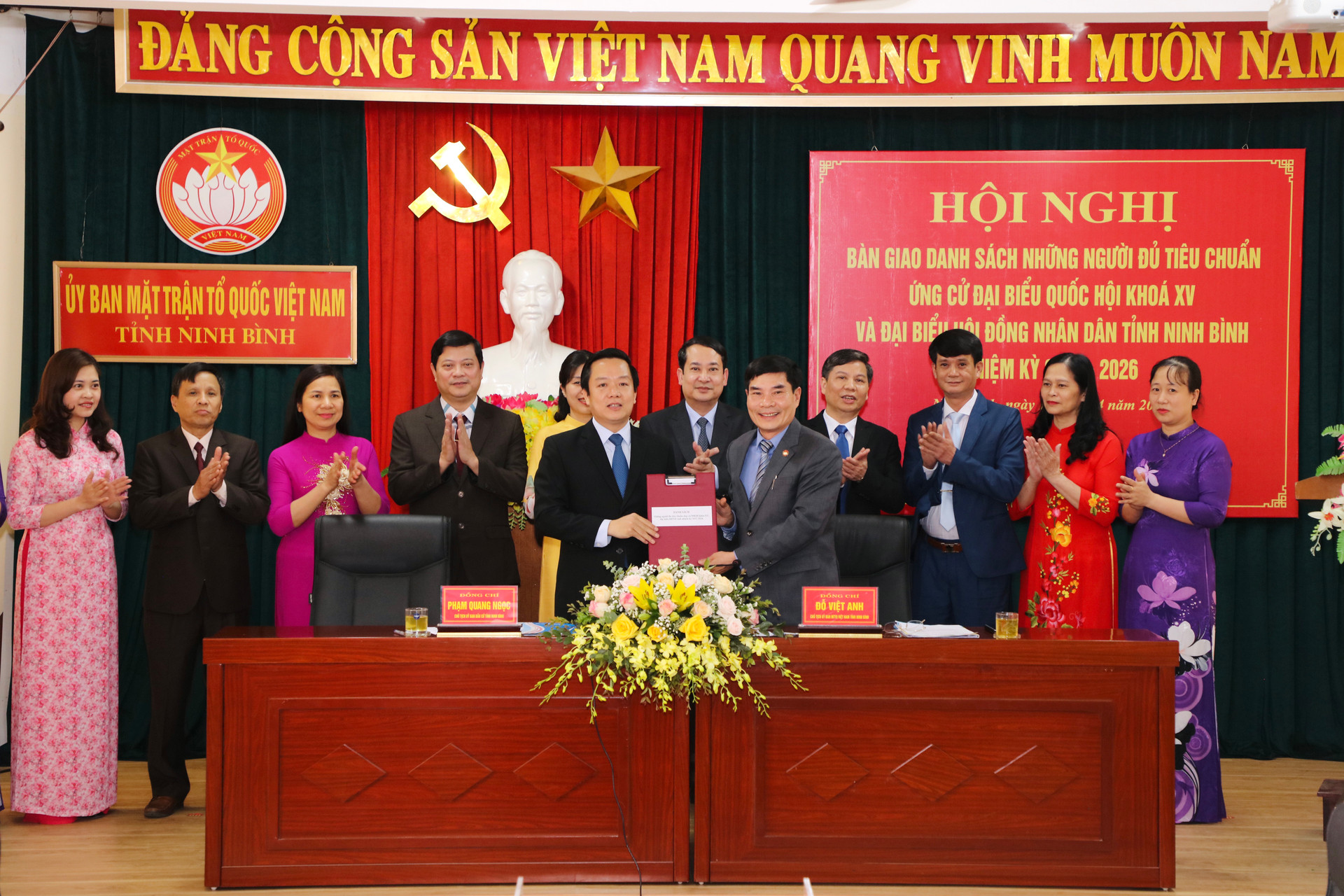 Đại diện Ủy ban MTTQ tỉnh Ninh Bình bàn giao danh sách chính thức người ứng cử ĐBQH và HĐND tỉnh khóa XV.