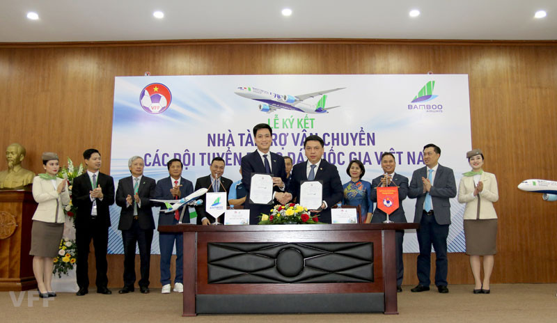 Ông Bùi Quang Dũng – Phó Tổng giám đốc Bamboo Airways (trái) và ông Lê Hoài Anh – Tổng thư ký LĐBĐVN đại diện hai đơn vị ký kết Hợp đồng.