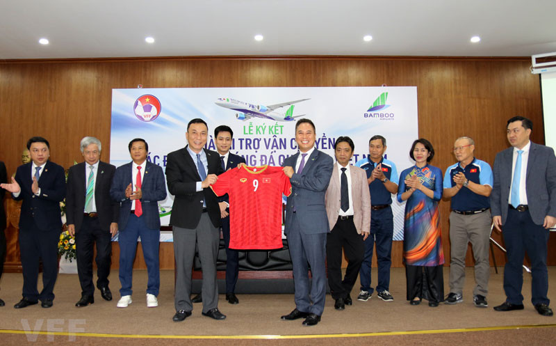 Phó chủ tịch thường trực LĐBĐVN Trần Quốc Tuấn trao tặng áo thi đấu lưu niệm của ĐTQG cho ông Đặng Tất Thắng – Tổng giám đốc Bamboo Airways