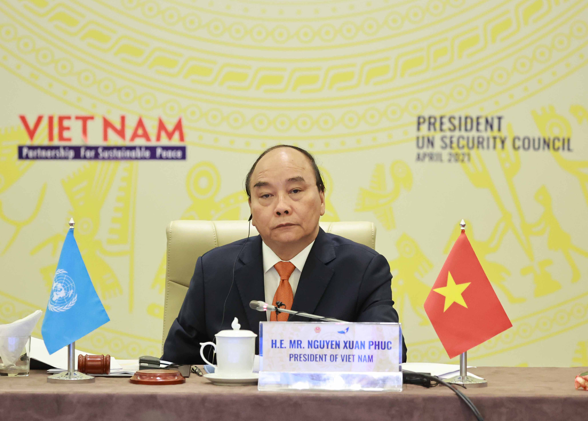 Chủ tịch nước Nguyễn Xuân Phúc tại phiên họp trực tuyến