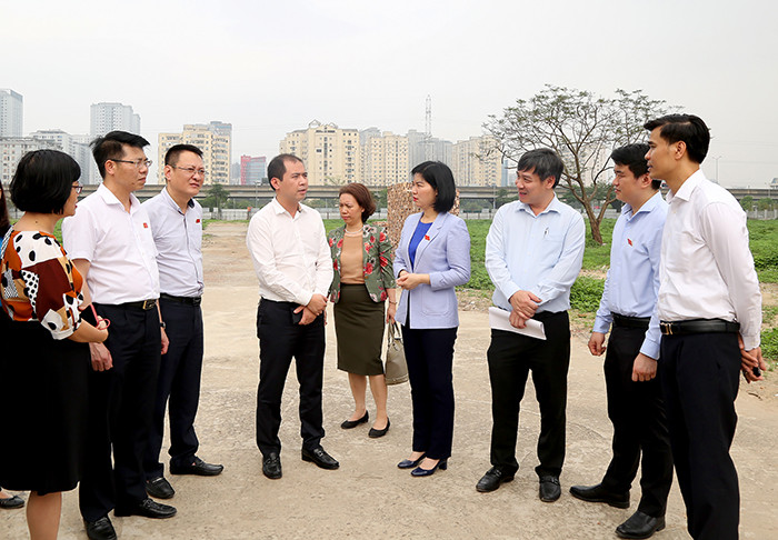 Đoàn giám sát do bà Phùng Thị Hồng Hà dẫn đầu làm việc tại quận Nam Từ Liêm-Ảnh: dbhn.gov.vn