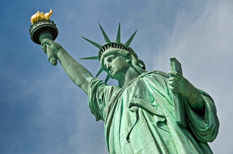 Tượng nữ thần Tự do được thực hiện theo phong cách tân cổ điển, nằm trên đảo Liberty thuộc thành phố New York, Mỹ, đây là một công trình nổi tiếng gắn liền với hình ảnh nước Mỹ.