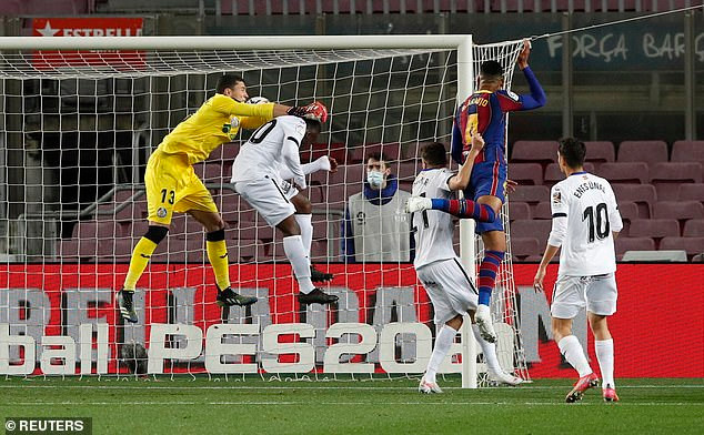 Araujo ghi bàn ở phút 87 giúp Barcelona dẫn 4-2.