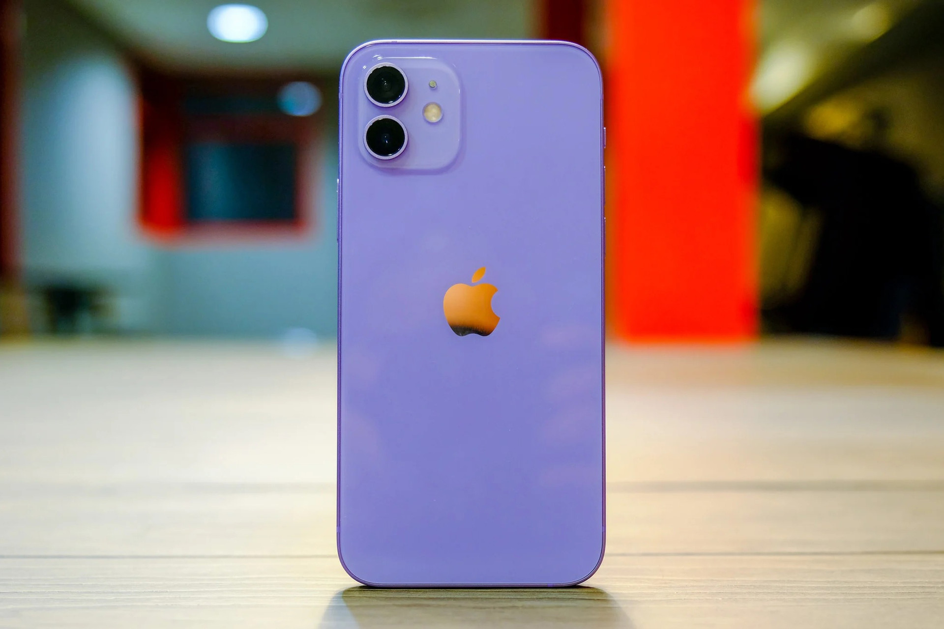 Phần mặt lưng và khung viền là điểm thay đổi lớn nhất trên phiên bản này. Theo The Verge, màu tím trên chiếc iPhone 12 là màu tím nhạt, giống với màu của hoa oải hương.