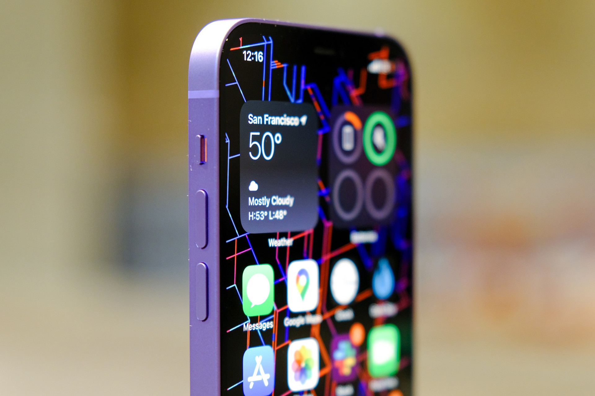 Tại sự kiện Spring Loaded diễn ra vào 0h ngày 21/4 (giờ Việt Nam), Apple đã giới thiệu hàng loạt sản phẩm mới, trong đó có chiếc iPhone 12 phiên bản màu tím. So với phiên bản iPhone 12 đã ra mắt trước đó, mẫu máy này không có bất cứ khác biệt nào về thiết kế hay thông số cấu hình.