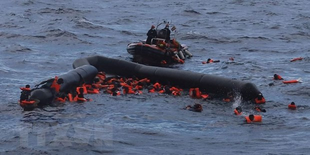 Người di cư và tị nạn được lực lượng cứu hộ Tây Ban Nha giải cứu ngoài khơi Libya ngày 11/11/2020. (Ảnh: DPA/TTXVN)