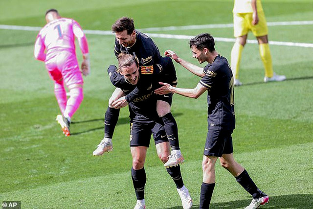 Griezmann hoàn tất cú đúp giúp Barcelona dẫn 2-1 ở hiệp 1.
