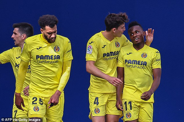 Samuel Chukwueze bất ngờ giúp Villarreal vượt lên dẫn trước.