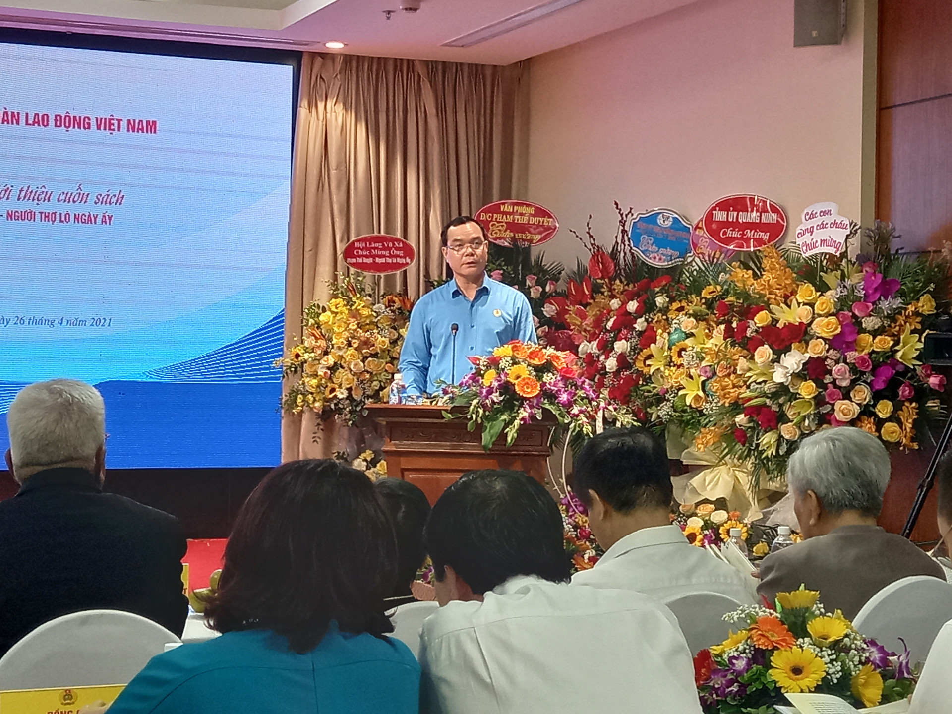 ÔNg Nguyễn Đình Khang, Chủ tịch Tổng LĐLĐ Việt Nam phát biểu tại lễ ra sách.