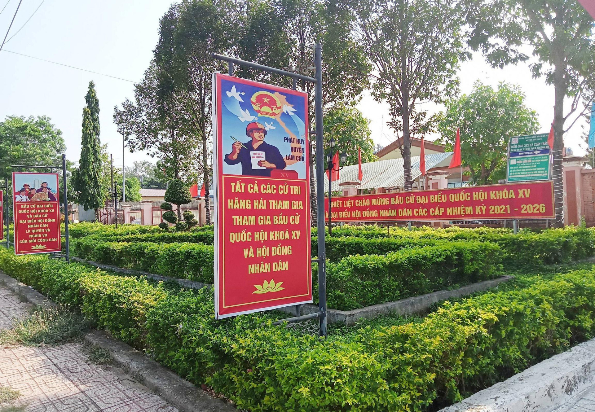 Tuyên truyền trực quan sinh động bằng pano, khẩu hiệu tại xã Xuân Thành