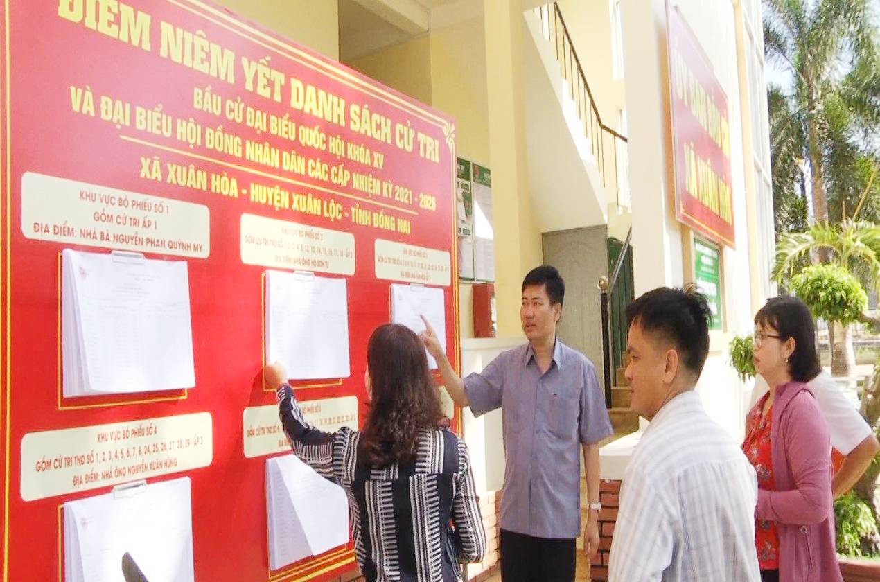 Bí thư Huyện ủy Xuân Lộc ông Viên Hồng Tiến (thứ 2 từ trái sang) kiểm tra công tác bầu cử tại xã Xuân Hòa.