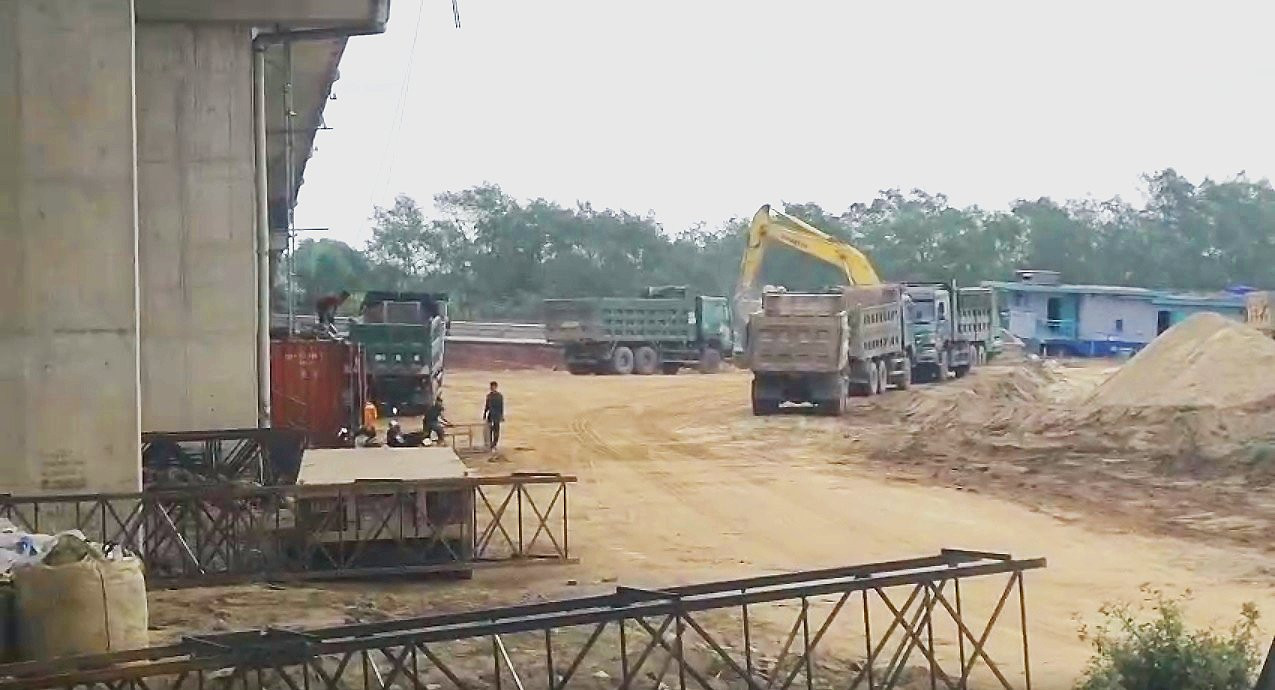 Khu vực gầm cầu Lạch Tray của đường cao tốc Hà Nội – Hải Phòng trở thành bến thủy, bãi tập kết vật liệu.