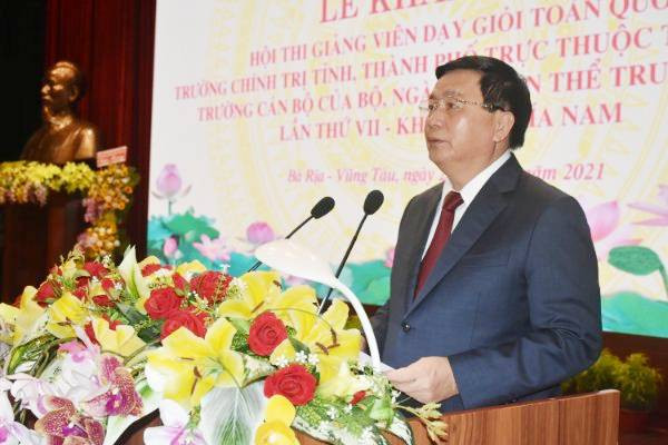 Ông Nguyễn Xuân Thắng - Ủy viên Bộ Chính trị, Giám đốc Học viện Chính trị Quốc gia Hồ Chí Minh, Chủ tịch Hội đồng lý luận Trung ương phát biểu khai mạc.