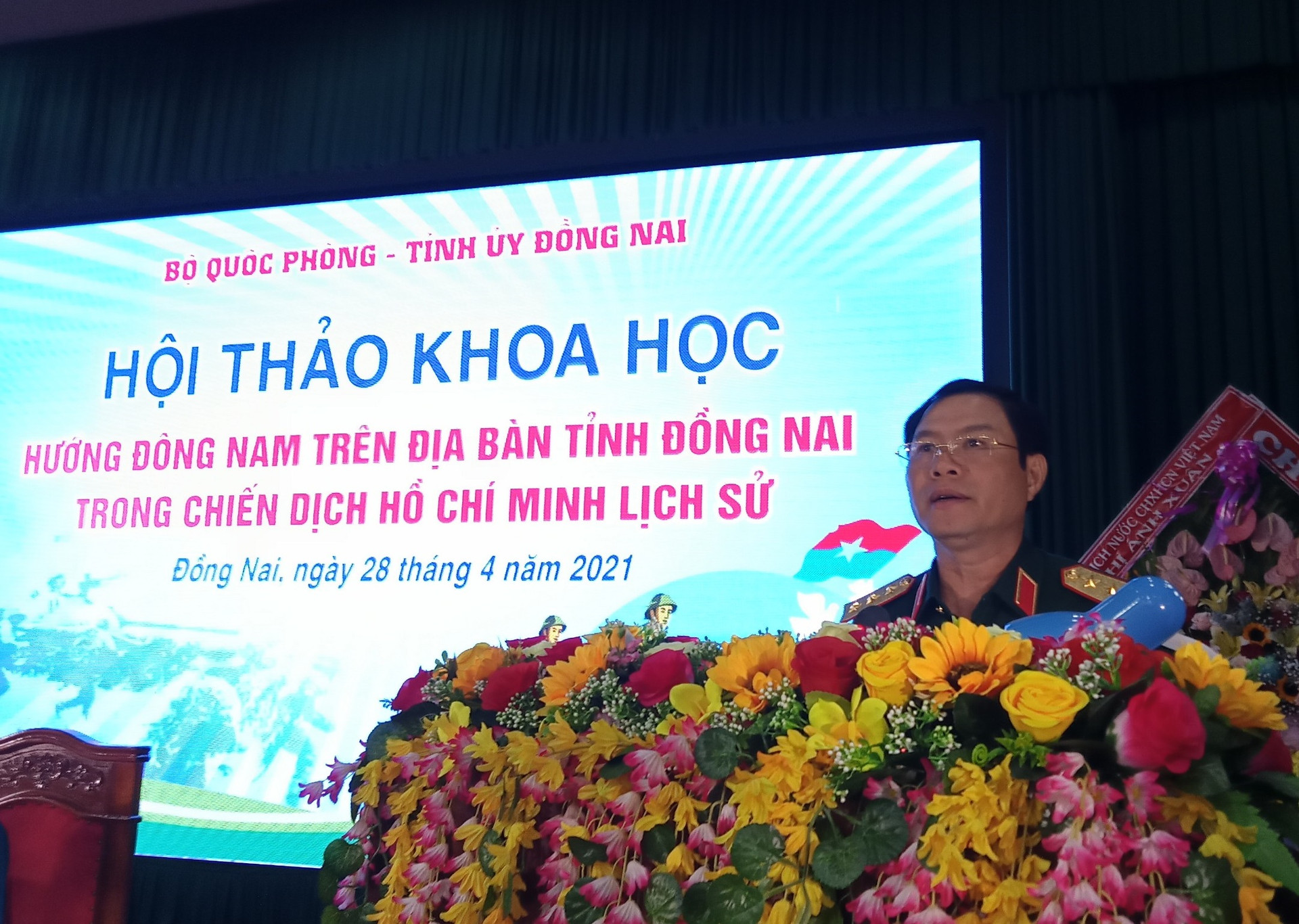 Thượng tướng Nguyễn Tân Cương - Ủy viên Ban Chấp hành Trung ương Đảng, Ủy viên Quân ủy Trung ương, Thứ trưởng Bộ Quốc phòng phát biểu khai mạc hội thảo.
