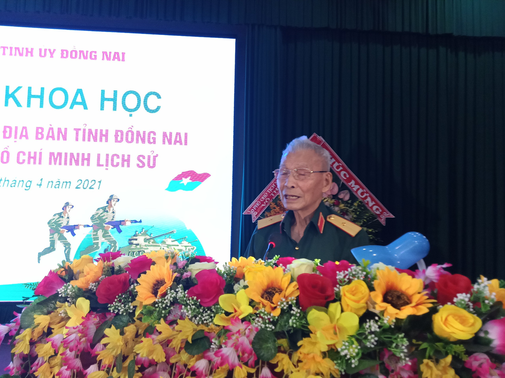 Thiếu tướng Nguyễn Đức Huy (năm nay 91 tuổi), Nguyên Phó Tư lệnh Sư đoàn 325 , Quân đoàn 2 trong Chiến dịch Hồ Chí Minh, Nguyên Quyền Tư lệnh Quân khu 2 tham luận tại hội nghị.