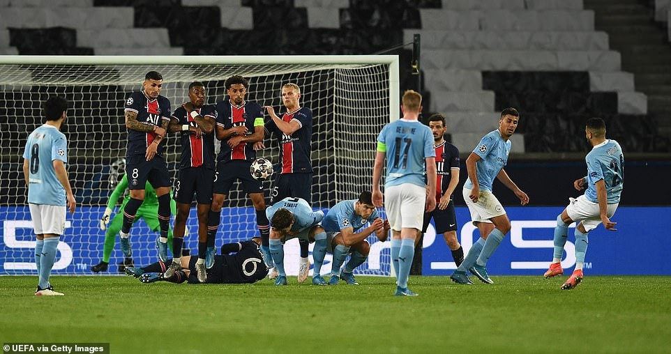 6 phút sau, Man City vượt lên dẫn 2-1 với bàn thắng cũng rất may mắn khi hai cầu thủ chủ nhà làm hàng rào đã làm lộ khoảng trống để Mahrez sút bóng xuyên qua đó.