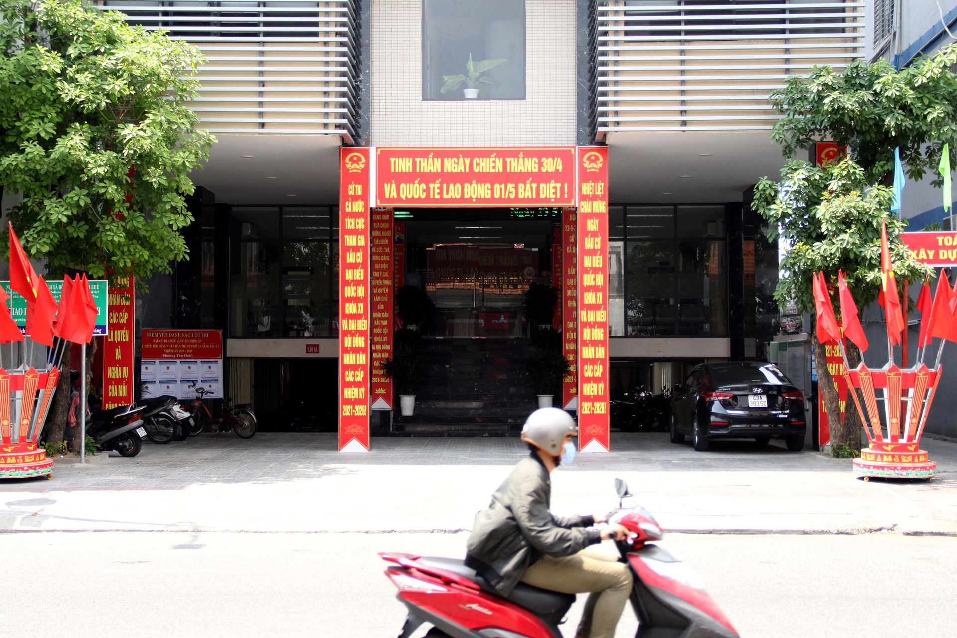 Trụ sở UBND phường Tân Chính (quận Thanh Khê) được trang hoàng rực rỡ cờ hoa với dòng chữ 