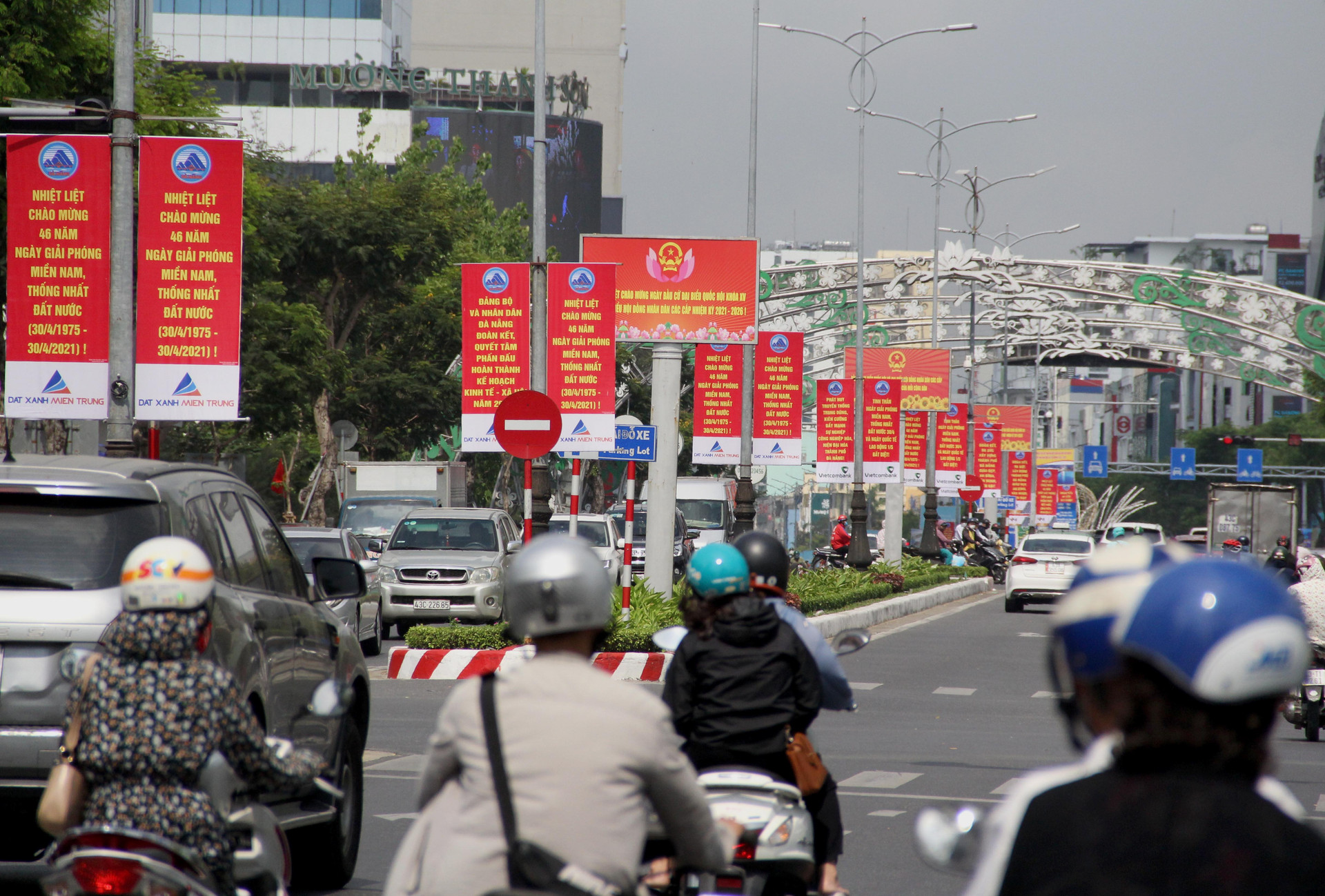 Không khí chào mừng lễ 30/4 - 1/5 trên đường phố Đà Nẵng.