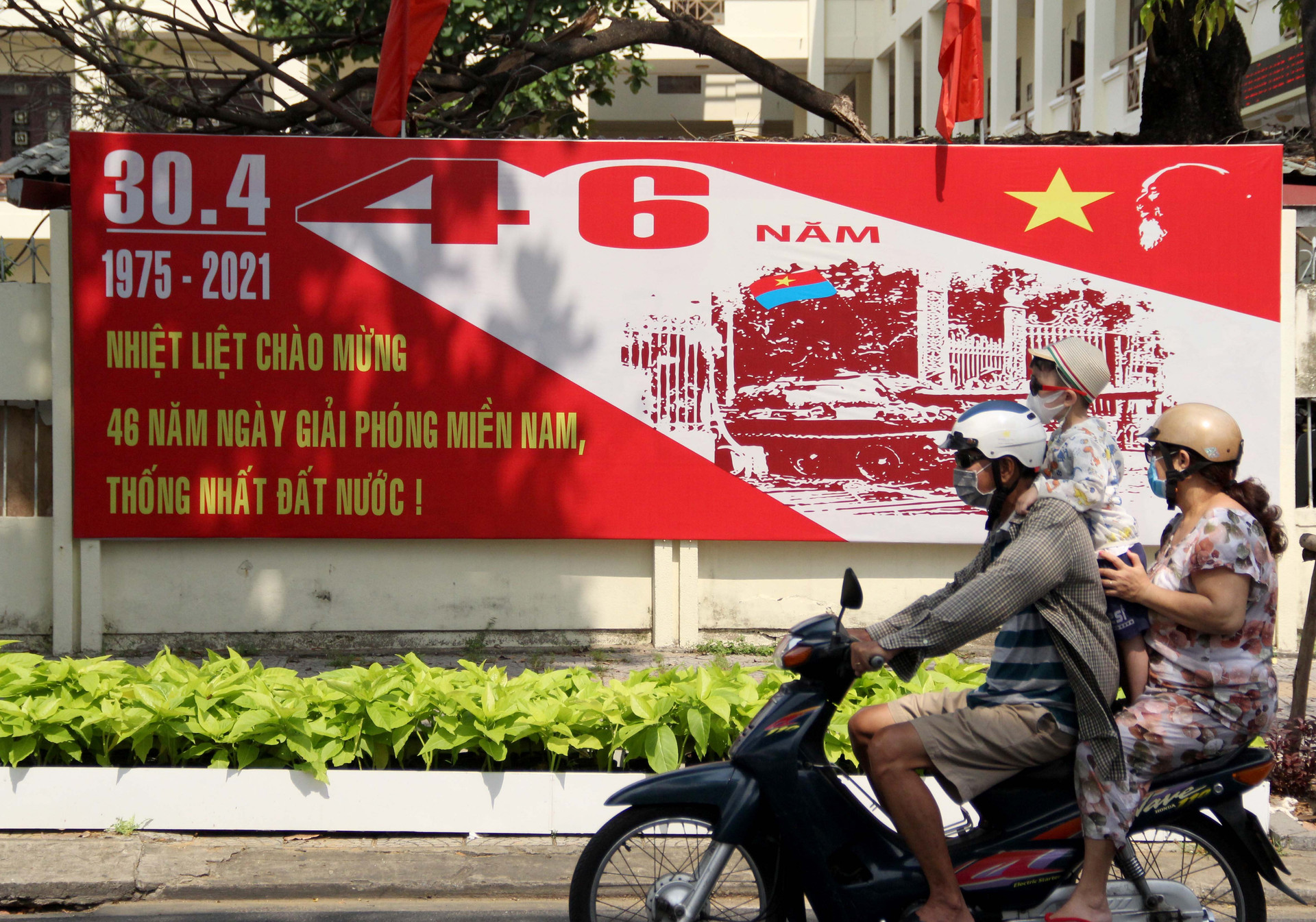 Các tuyến đường chính như: Nguyễn Văn Linh, Phạm Văn Đồng, đường 2/9, 30/4… rực đỏ bởi những tấm biểu ngữ với nội dung 