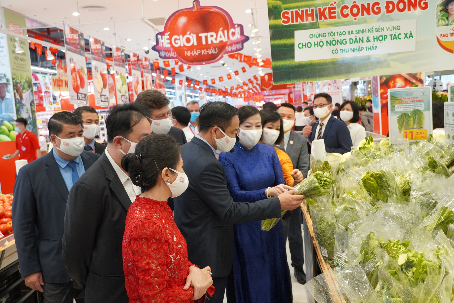 Bà Nguyễn Thanh Hải, Bí thư Tỉnh ủy Thái Nguyên thăm các gian hàng tại Đại siêu thị GO!