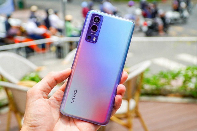 Vivo Y72 5G - Đây là một trong số ít những mẫu smartphone thuộc phân khúc tầm trung được trang bị kết nối 5G. Máy sử dụng bộ xử lý MediaTek Dimensity 700, dung lượng RAM 8 GB cùng bộ nhớ trong 128 GB. Viên pin đi kèm theo máy có dung lượng 5.000 mAh, tích hợp sạc nhanh 18 W. Vivo Y72 5G được giới thiệu tại thị trường Việt Nam với mức giá 8 triệu đồng.