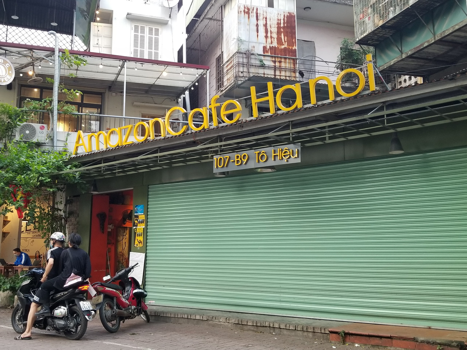 Nhiều quán cà phê trên đường Tô Hiệu cũng đóng cửa từ sớm.