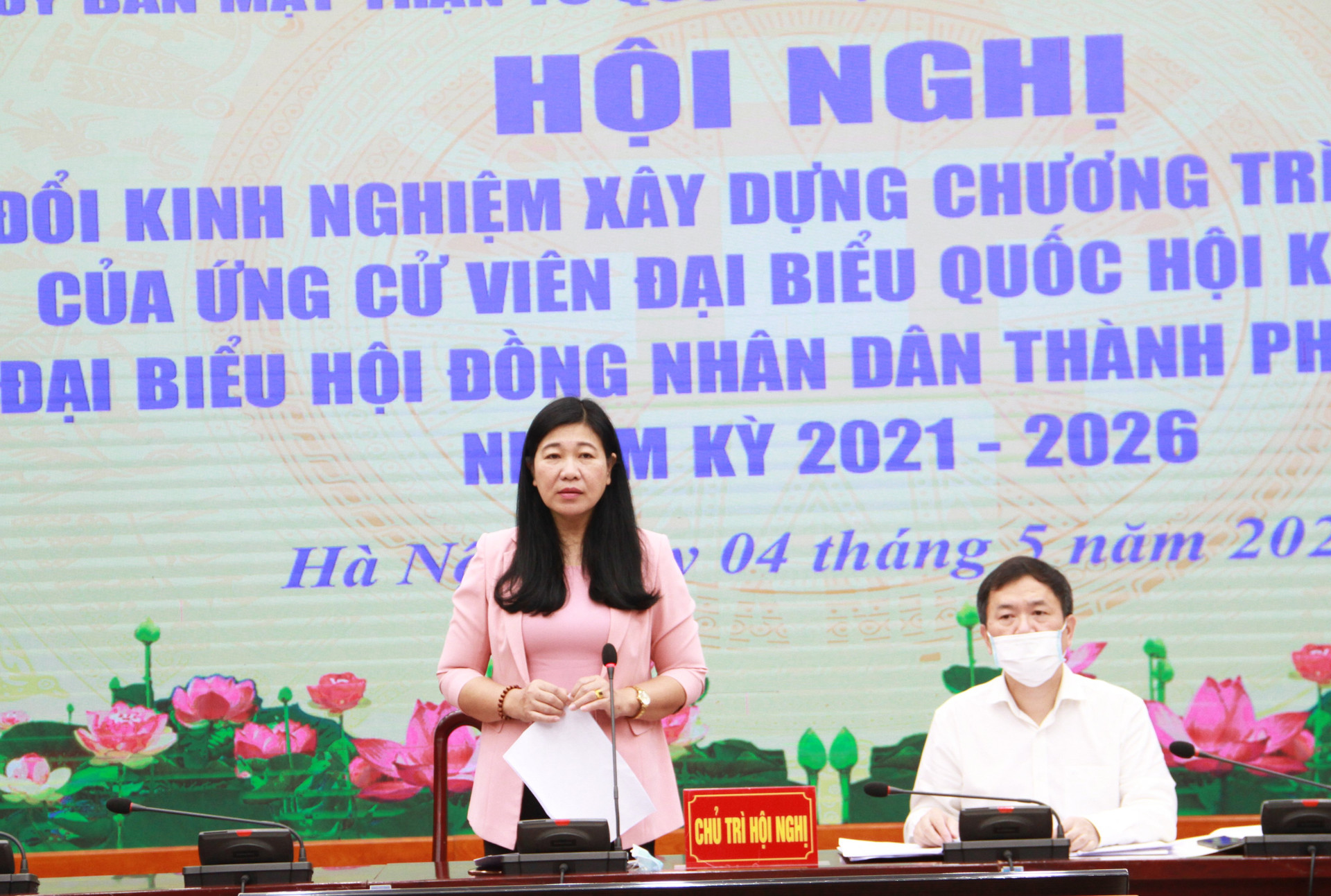 Bà Nguyễn Lan Hương, Chủ tịch Ủy ban MTTQ thành phố Hà Nội phát biểu tại hội nghị.