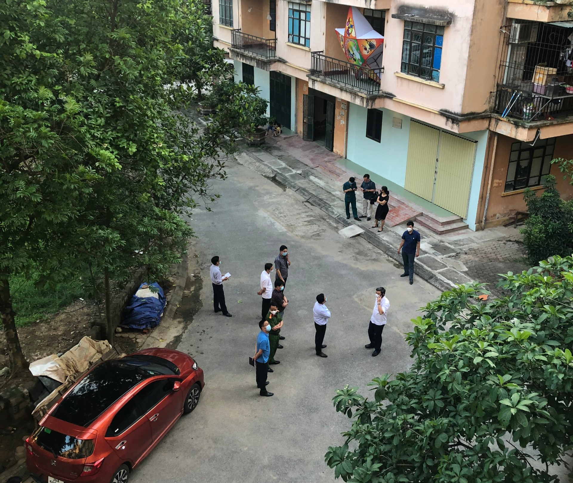 Lực lượng chức năng có mặt tại chung cư Đông Phát (TP Thanh Hóa).