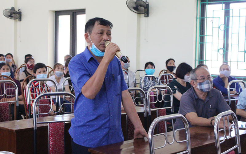 Cử tri xã Cù Vân (huyện Đại Từ) phát biểu ý kiến tại hội nghị.