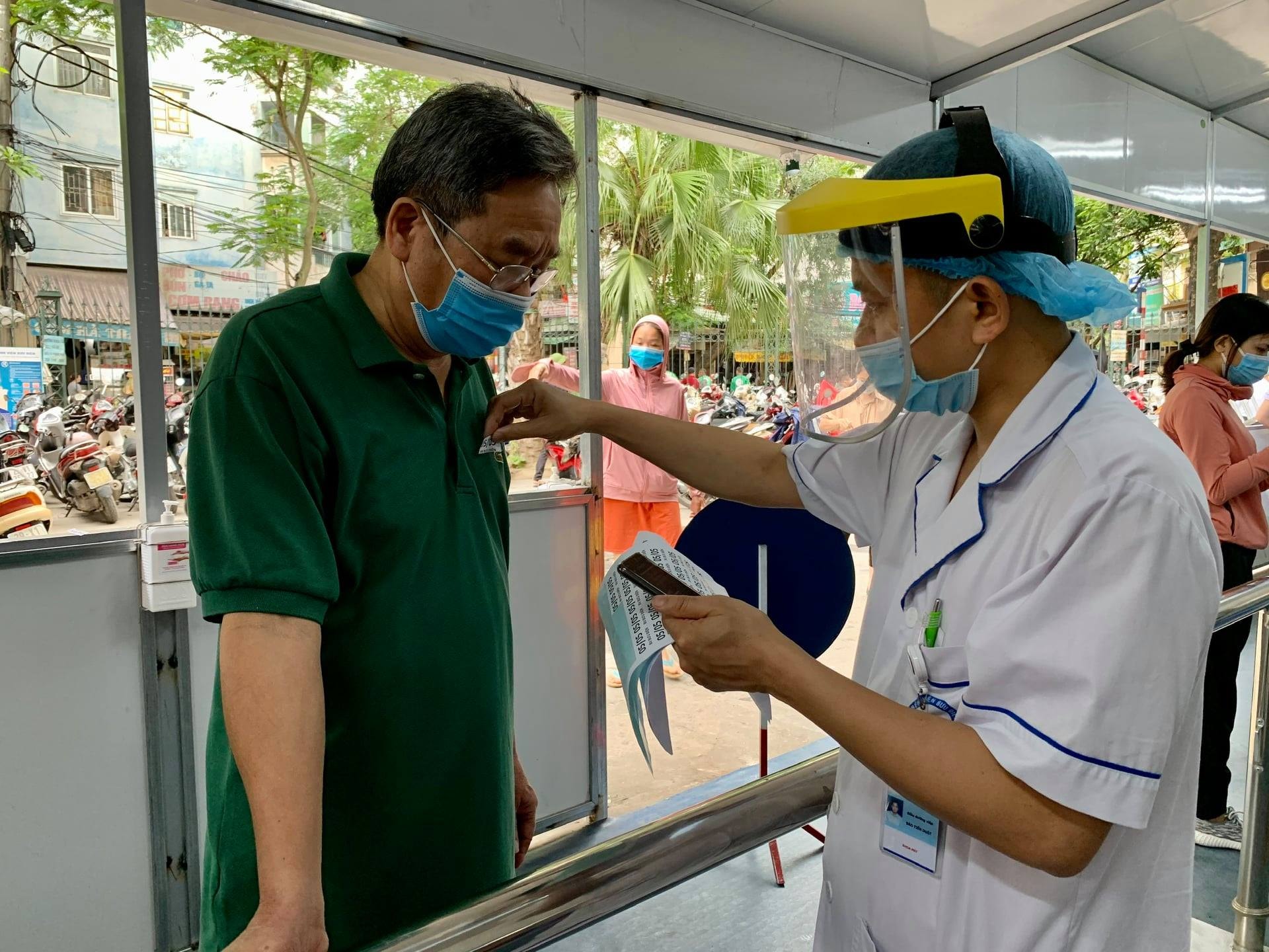 Bệnh viện không tiếp người nhà đến thăm, giữ an toàn sinh mạng cho tất cả mọi người - Ảnh 6