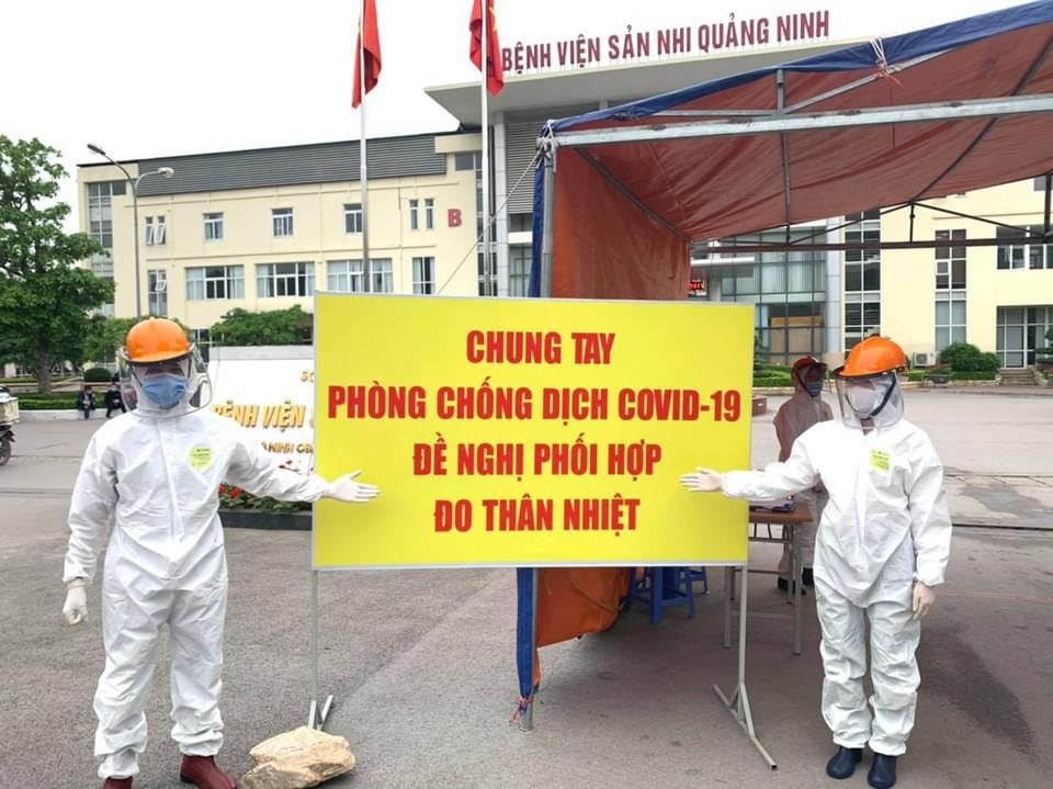 Khai báo y tế, đo thân nhiệt ngay từ cổng BV Sản Nhi tỉnh Quảng Ninh.