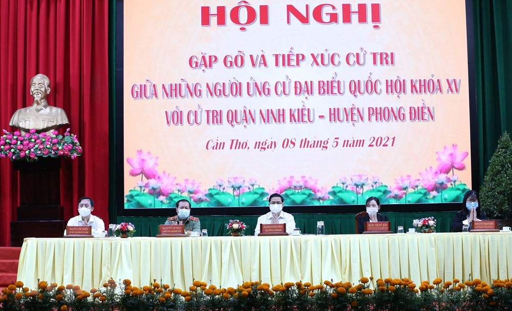 Thủ tướng Phạm Minh Chính cùng các ứng cử viên đại biểu Quốc hội khóa XV tại hội nghị. (Ảnh: Văn Điệp/TTXVN).