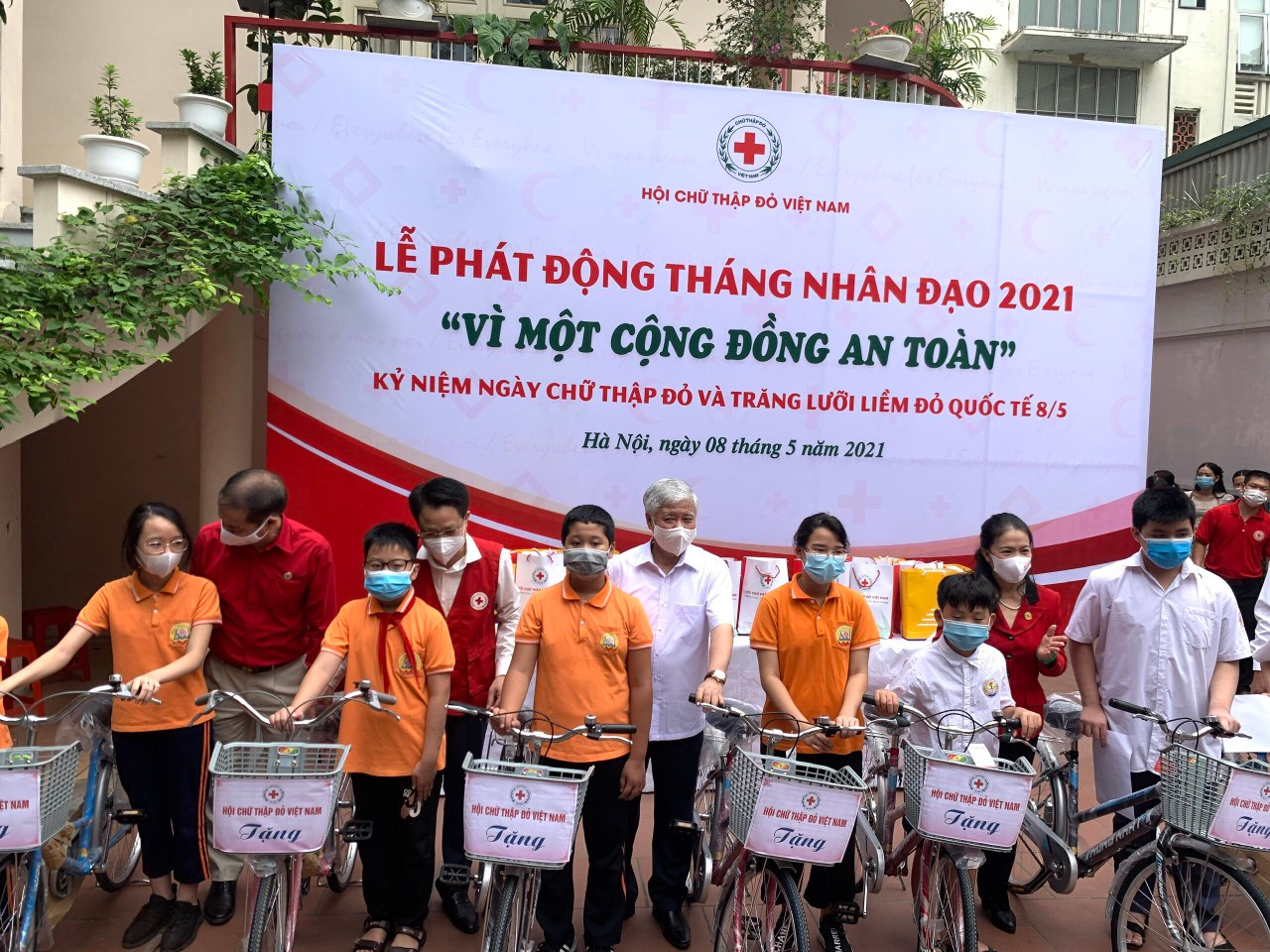 Bí thư Trung ương Đảng, Chủ tịch UBTƯ MTTQ Việt Nam Đỗ Văn Chiến trao quà cho các em học sinh có hoàn cảnh khó khăn.