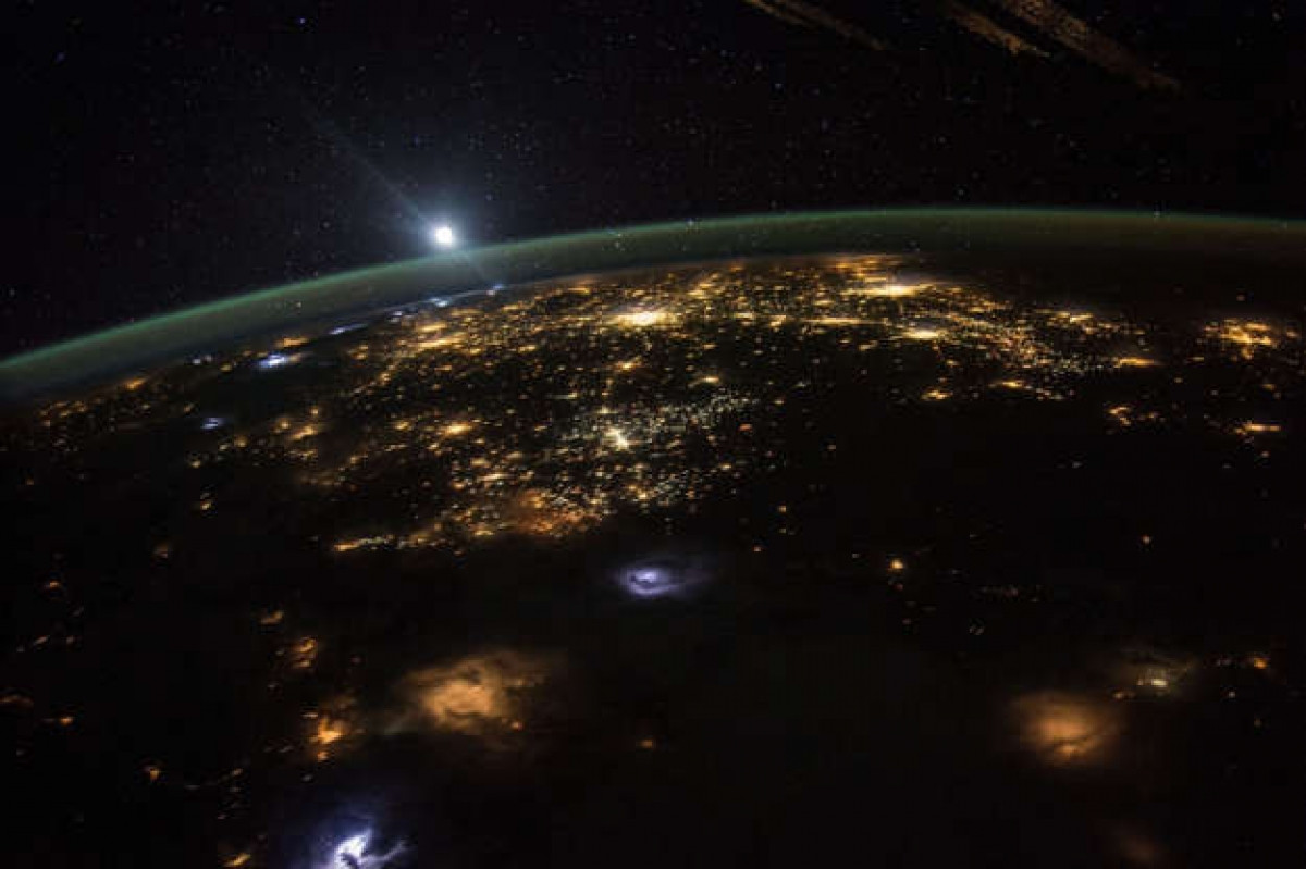 Không ai trong chúng ta xa lạ với vẻ đẹp của bình minh khi mặt trời phủ kín vạn vật bằng ánh sáng của mình. Tuy nhiên, đã bao giờ bạn từ hỏi bình minh trên Trái Đất trông như thế nào nếu nhìn từ vũ trụ? Câu hỏi này đã được phi hành gia người Mỹ Scott Kelly trên Trạm Vũ trụ Quốc tế trả lời bằng một bức ảnh đầy ấn tượng.