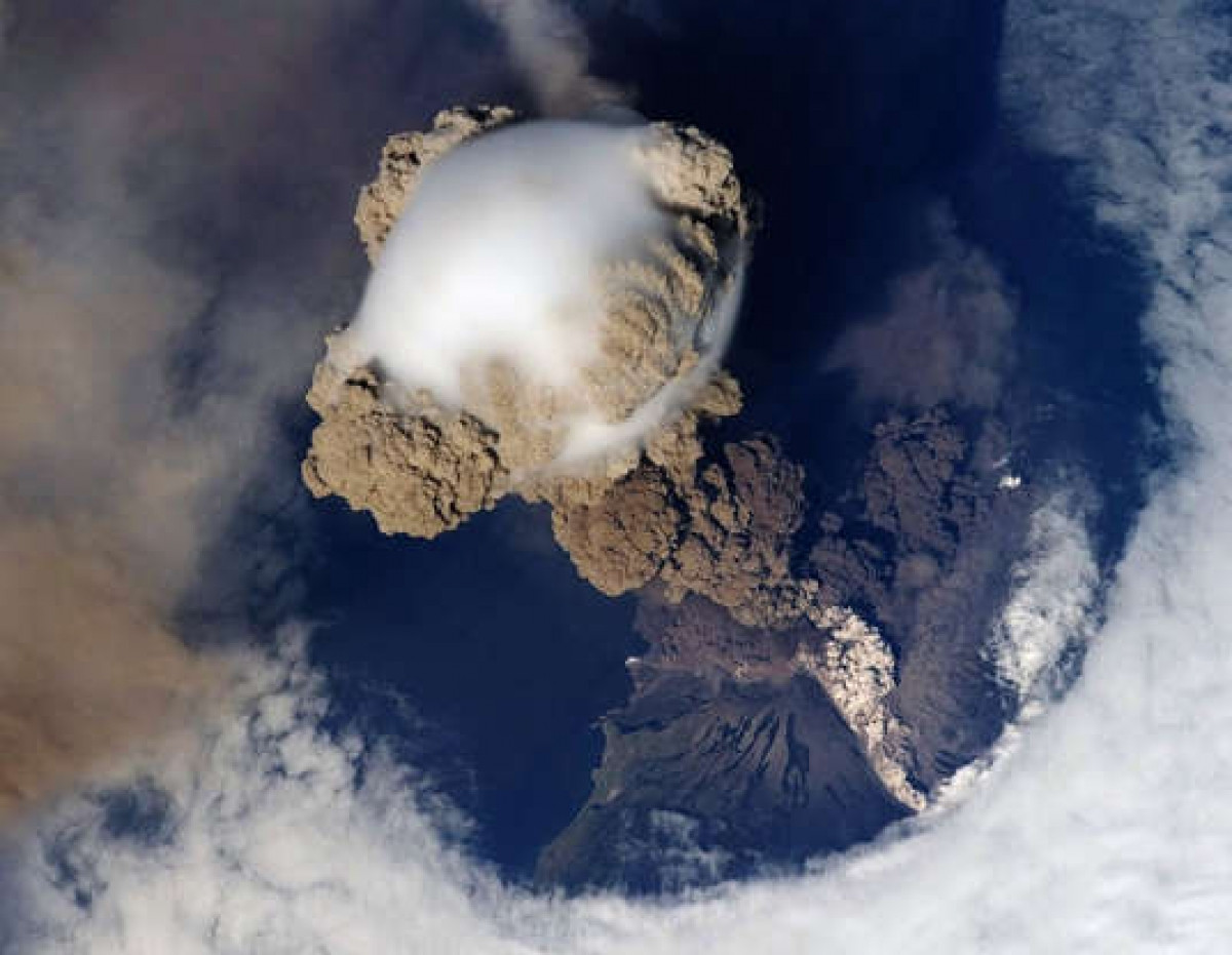 Núi lửa phun trào trên Trái Đất nhìn từ không gian.