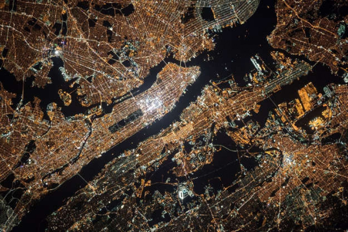 Cảnh tượng thành phố New York về đêm với những vùng ánh sáng rực rỡ.