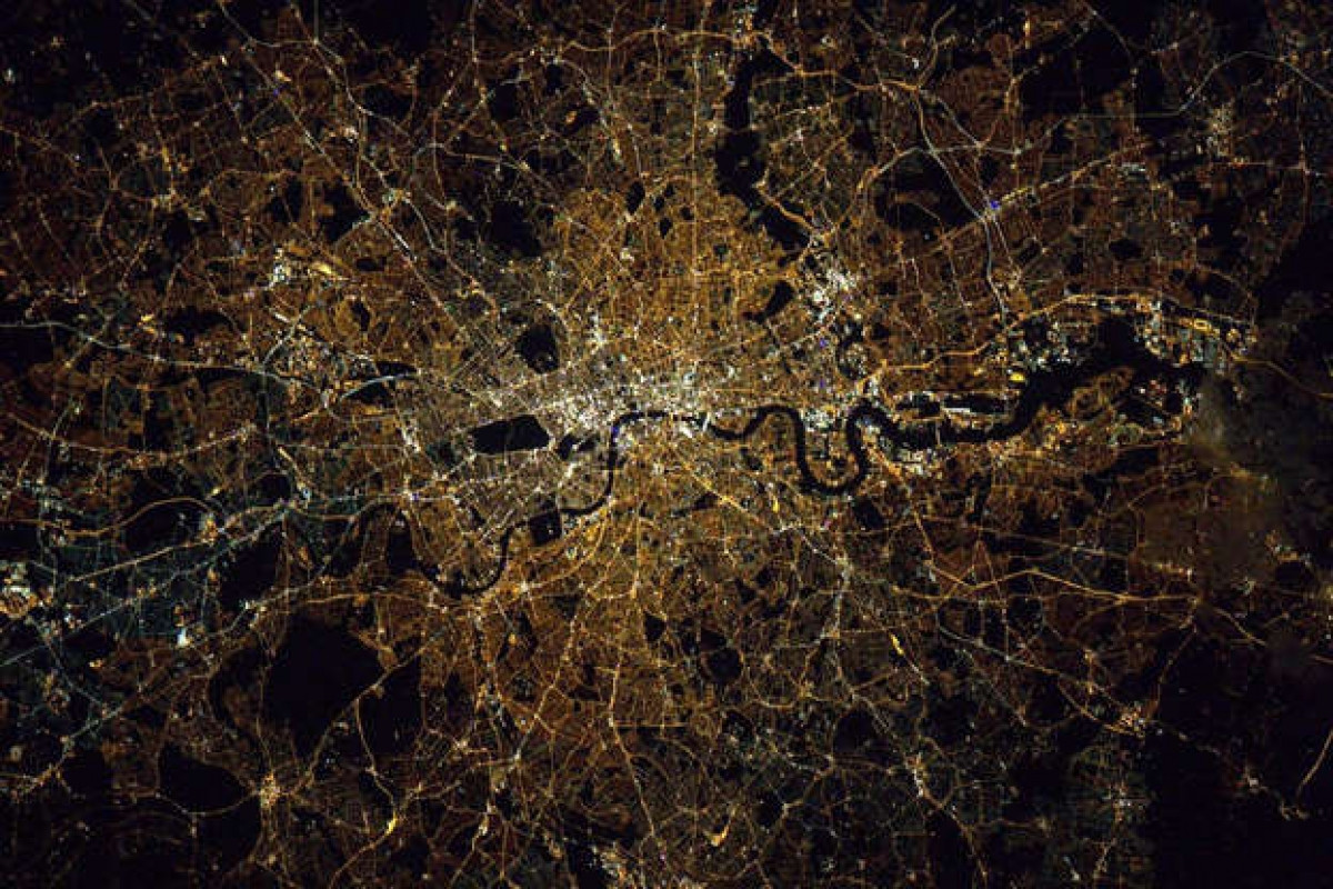 Bức ảnh London về đêm được phi hành gia Kjell Lindgren của NASA ghi lại và đăng tải trên Twitter với nội dung: 