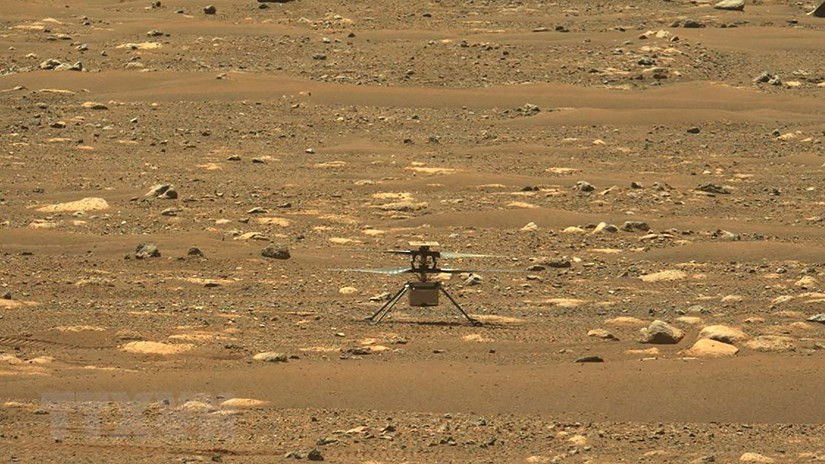 (Ảnh do NASA cung cấp): Thiết bị bay Ingenuity thực hiện chuyến bay đầu tiên trên Sao Hỏa, ngày 19/4/2021. (Ảnh: AFP/TTXVN).