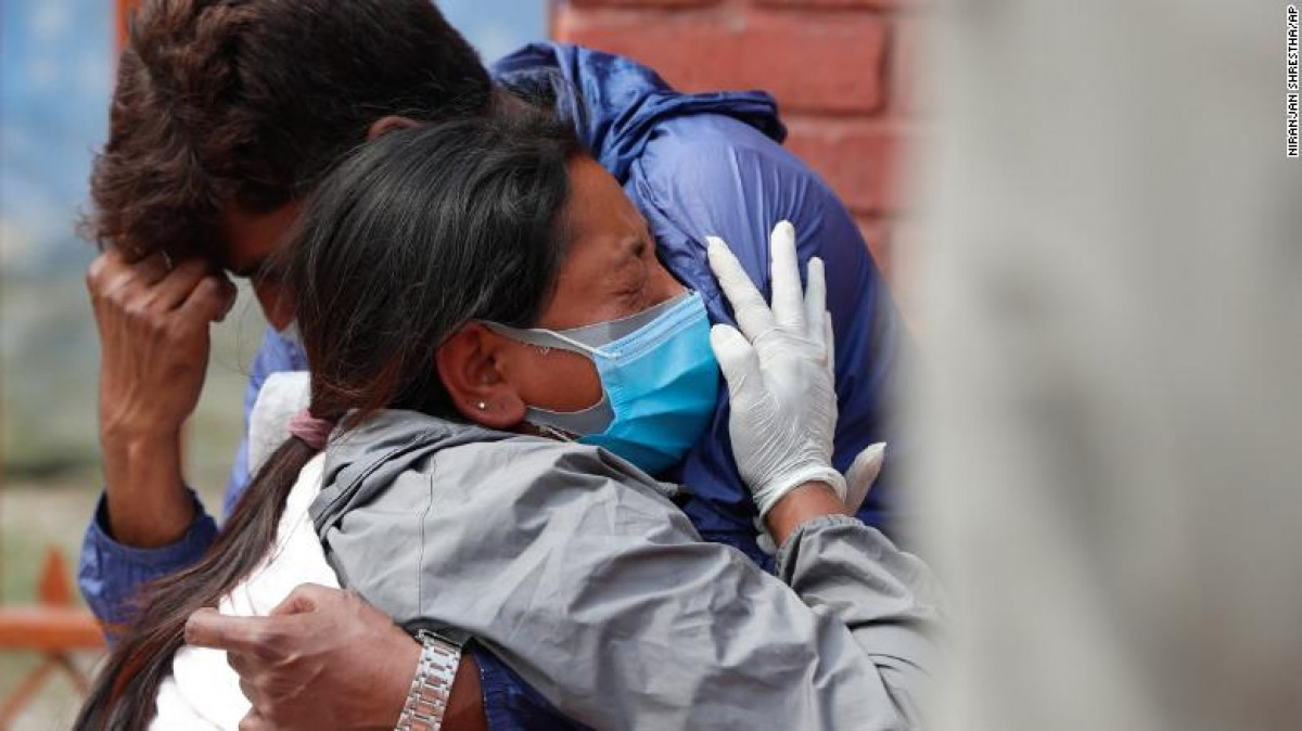 Người thân nạn nhân tử vong vì Covid-19 tại một nhà tang lễ ở Kathmandu.