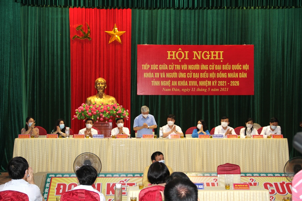 Các ứng cử viên đại biểu Quốc hội khóa XV và HĐND tỉnh Nghệ An nhiệm kỳ 2021-2026 tiếp xúc cử tri sáng ngày 11/5.