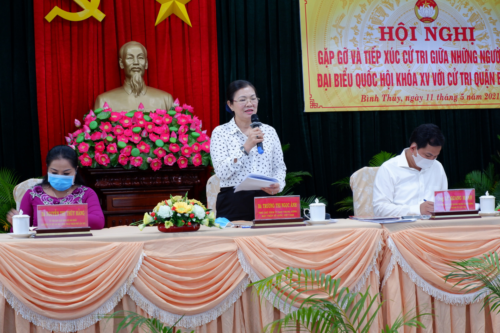 Bà Truwong Thị Ngọc Ánh trao đổi trực tiếp với cử tri tại buổi tiếp xúc.