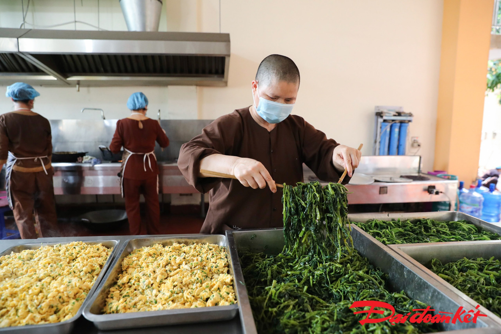 [ẢNH] Phật tử chùa Đống - Phúc Long Tự nấu cơm tặng người cách ly ở Bệnh viện K - Ảnh 6