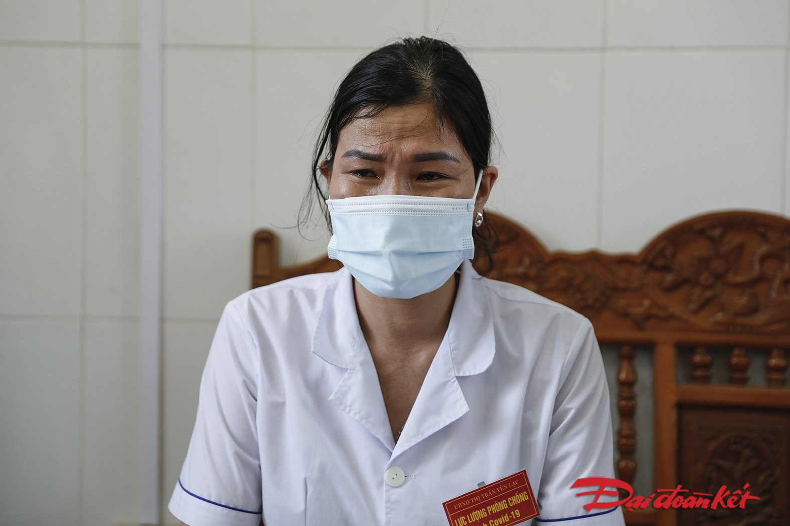 Chị Nguyễn Thị Thuý, nhân viên y tế của Trạm Y tế thị trấn Yên Lạc chia sẻ với phóng viên báo Đại Đoàn Kết. Ảnh: Quang Vinh.