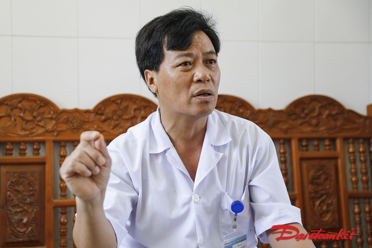 Ông Nghiêm Xuân Trí, Trạm trưởng Trạm Y tế thị trấn Yên Lạc trao đổi với phóng viên báo Đại Đoàn Kết. Ảnh: Quang Vinh.