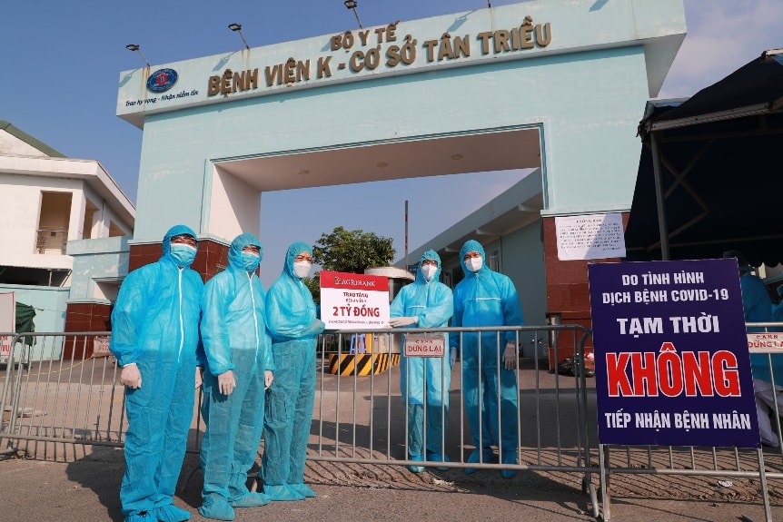Đại diện Lãnh đạo Agribank traokinh phí hỗ trợ phòng chống Covid-19 cho Bệnh viện K
