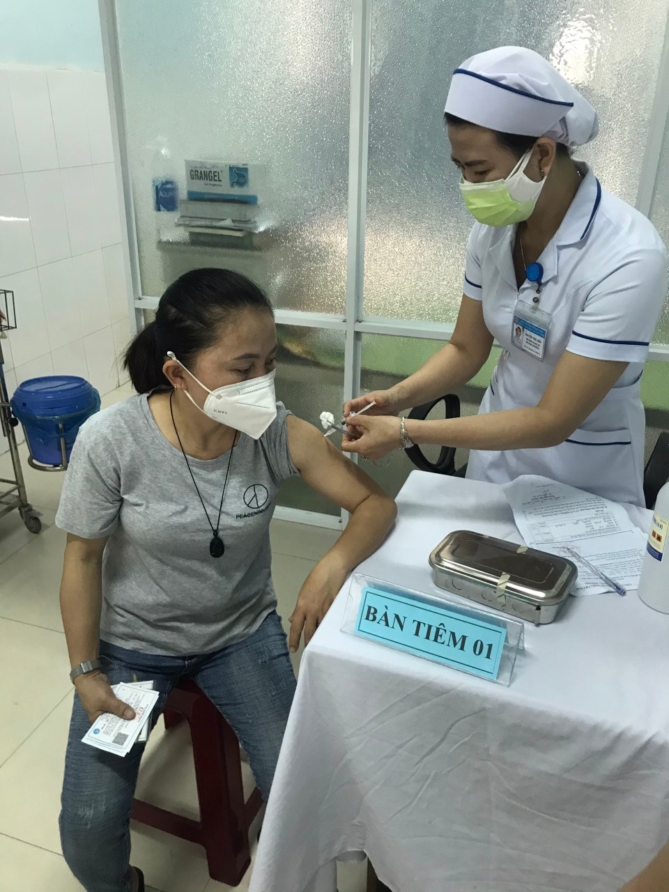 Tiêm vaccine phòng Covid-19 cho những người tham gia chống dịch.