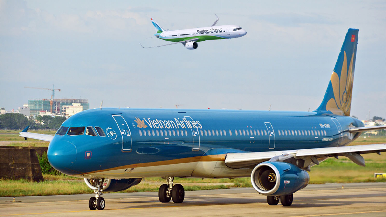 Hai hãng hàng không Việt Nam được sân bay Mỹ cấp slot (lượt cất, hạ cánh theo giờ) là Vietnam Airlines và Bamboo Airways.